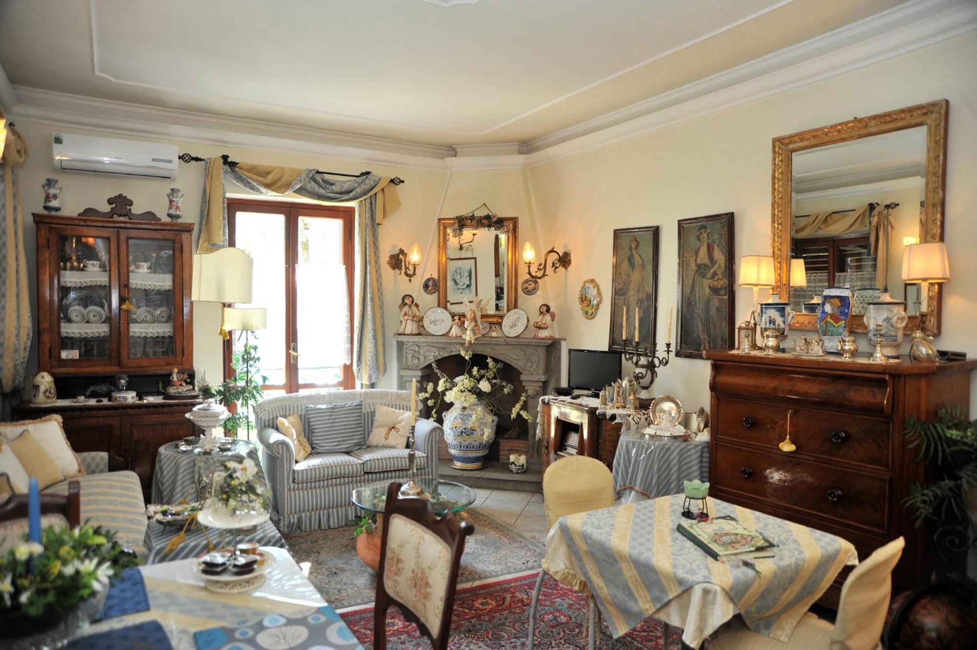 Casa Pontecorvi Bed & Breakfast เวลเลตริ ภายนอก รูปภาพ